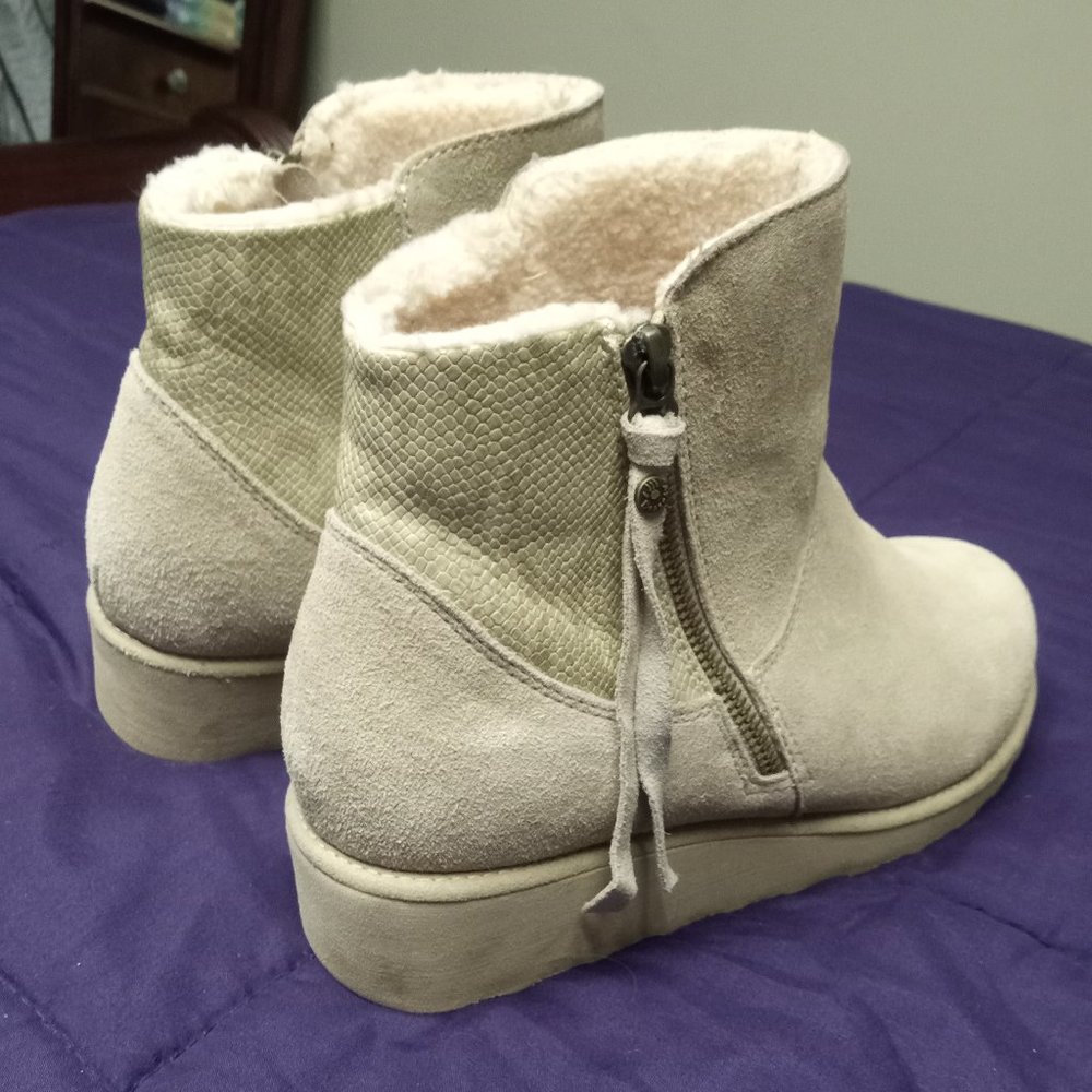 Bearpaw Boots ~ Megan 9(40), Short, Zippered